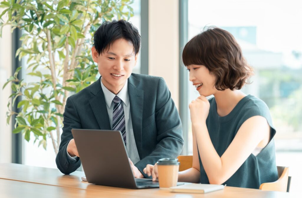 話し合う男女のビジネスマン