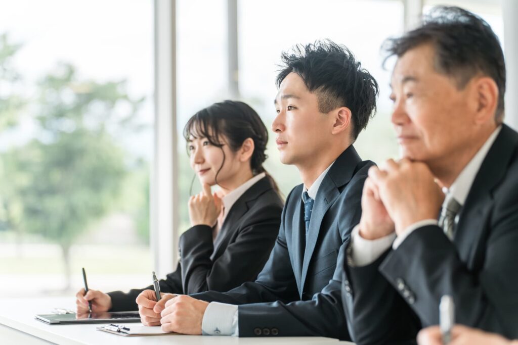 セミナーで話を聞くビジネスマン