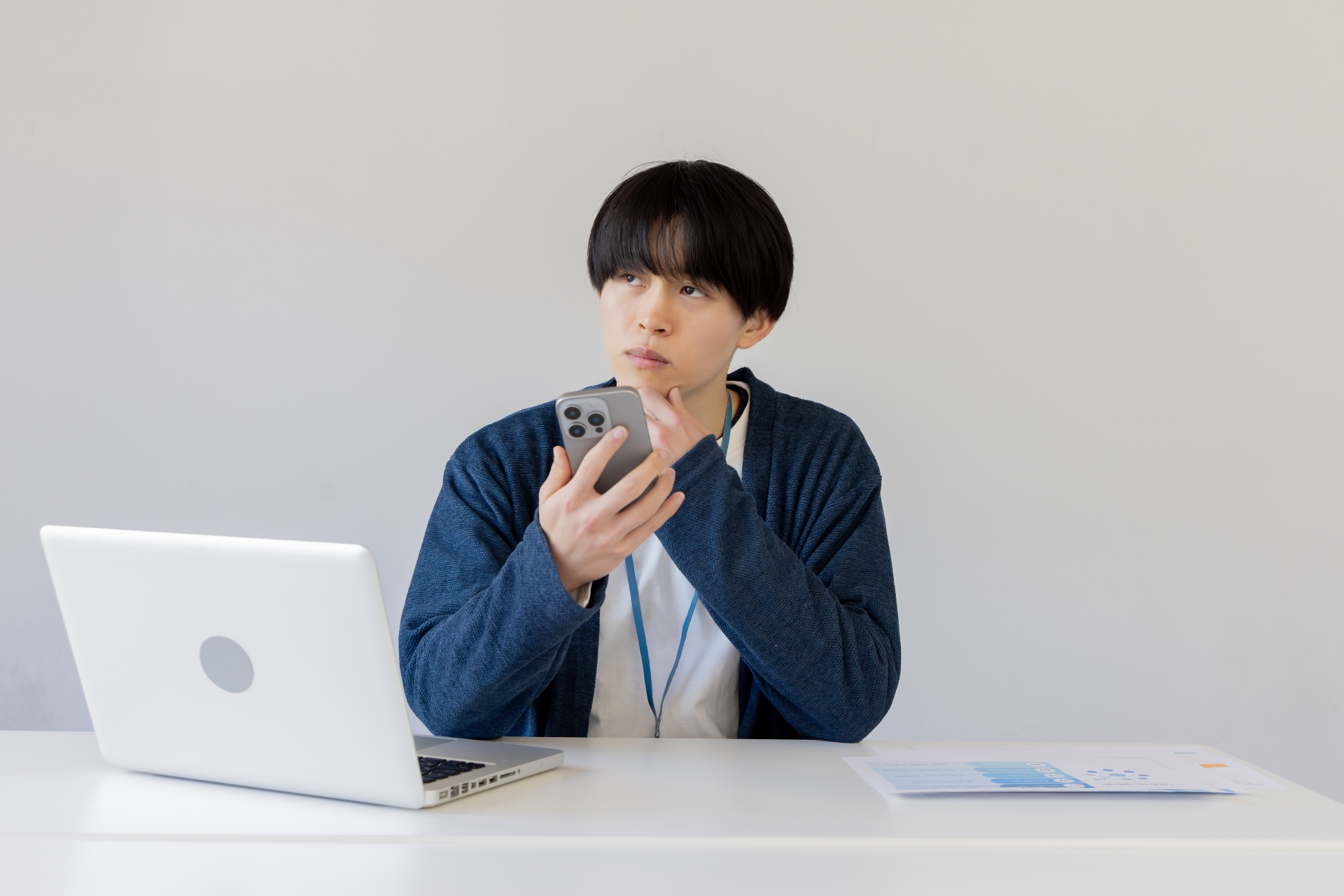 不審な連絡を受け取り対応に迷う社員