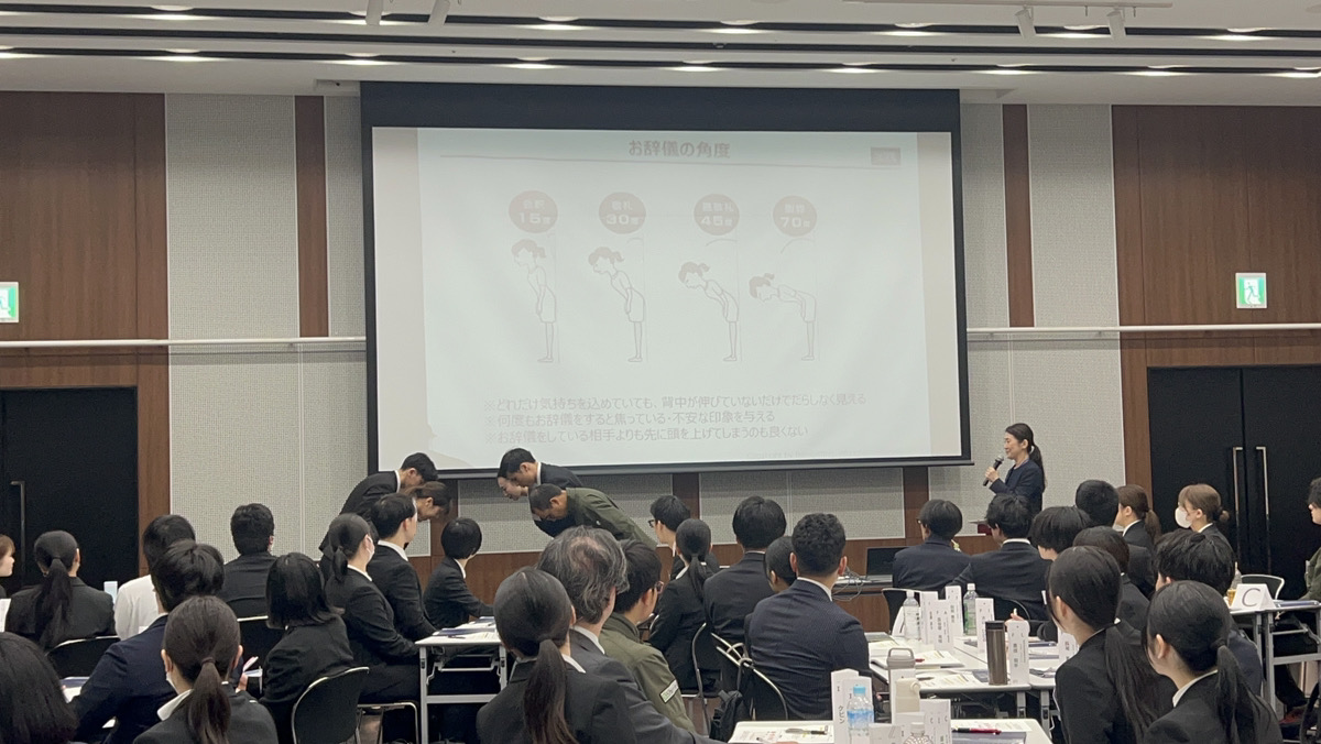 お辞儀の角度や所作を体で覚える実践型実習