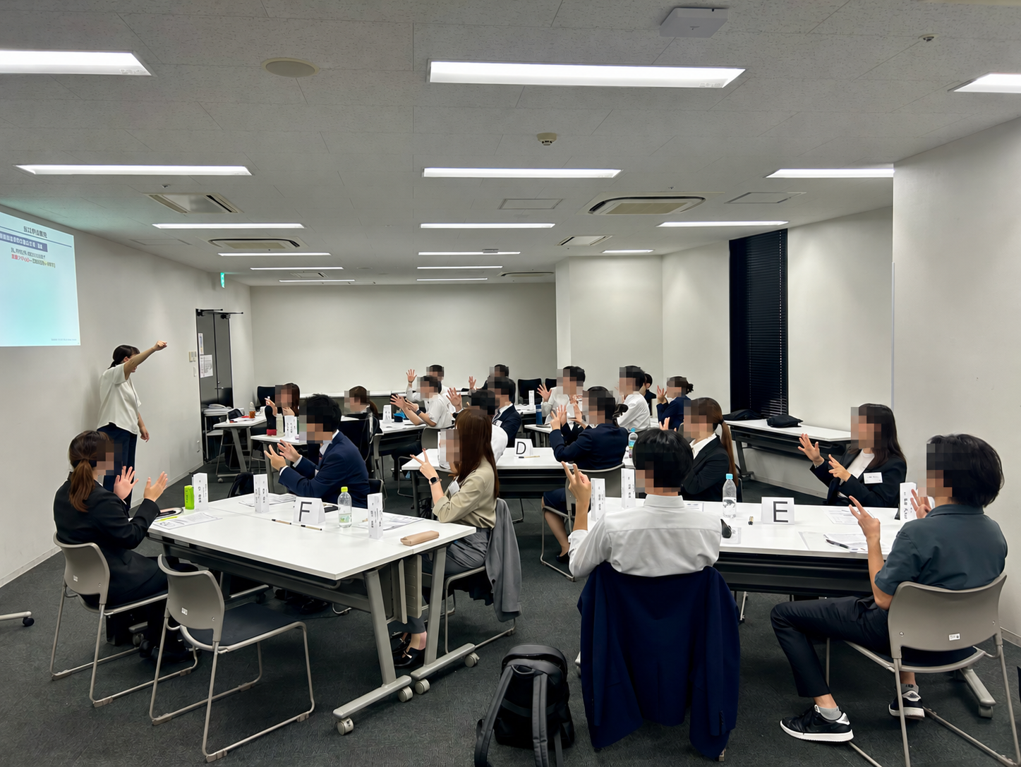 新入社員フォローアップ研修で演習に参加する受講者